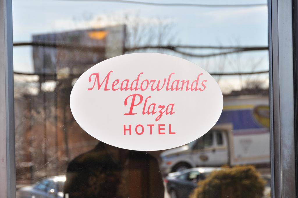 Meadowlands Plaza Hotel Secaucus Bagian luar foto